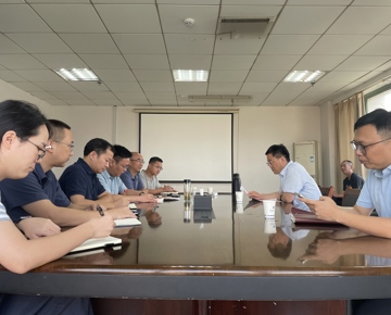 学校党委书记李德平慰问暑期基建工作人员